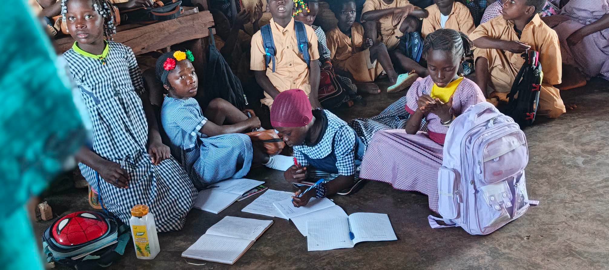 Sangaredi : des élèves étudient au sol à l'école primaire de Minel.