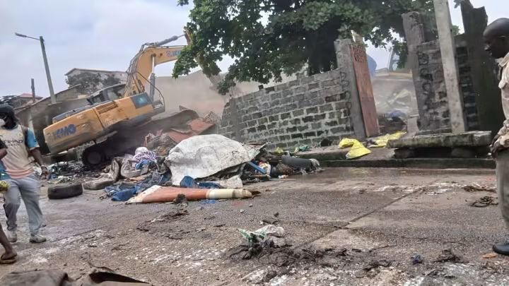 Dar Salam : début des opérations de démolition des maisons à proximité de la décharge.