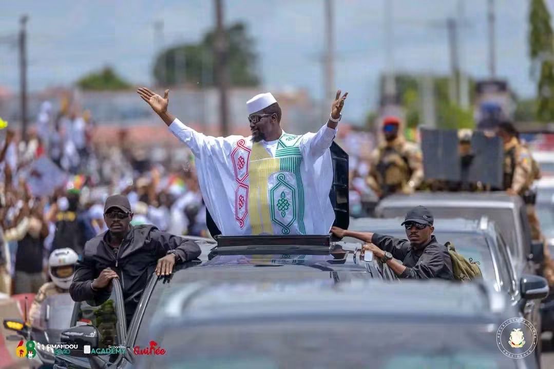 Le Président Mamadi Doumbouya accueilli chaleureusement ce Vendredi à Conakry