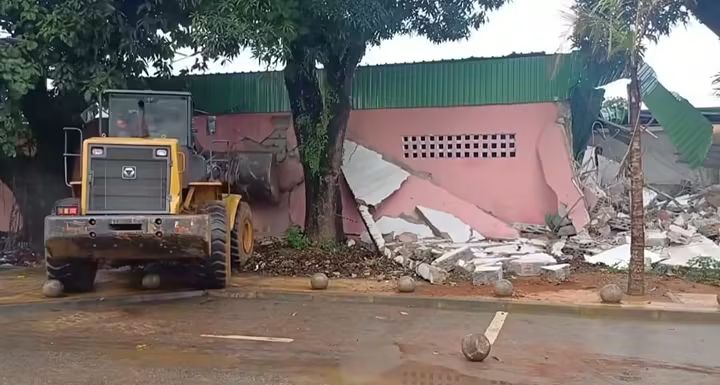 La démolition de la maison centrale de Conakry entamée ce Samedi.
